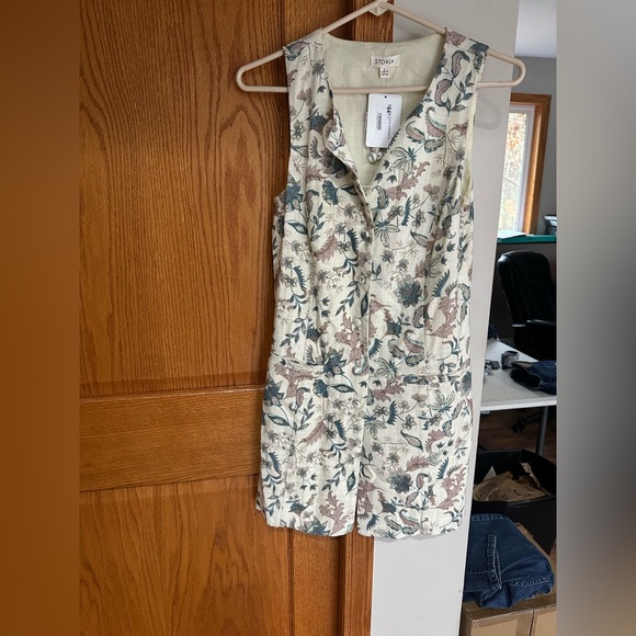 Storia Dresses & Skirts - Storia Floral Mini Dress in Cream and Blue